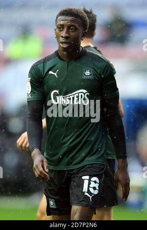 WIGAN, ENGLAND. 24. OKTOBER Plymouths Tyrese Fornah während des Sky Bet League 1 Spiels zwischen Wigan Athletic und Plymouth Argyle im DW Stadium, Wigan am Samstag, 24. Oktober 2020. (Kredit: Chris Donnelly, MI News) Kredit: MI Nachrichten & Sport /Alamy Live Nachrichten Stockfoto