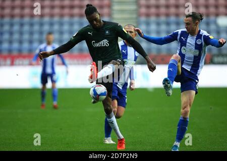 WIGAN, ENGLAND. 24. OKTOBER Plymouths Jerome Opoku kämpft mit Wigans will Keane während des Sky Bet League 1 Spiels zwischen Wigan Athletic und Plymouth Argyle im DW Stadium, Wigan am Samstag, 24. Oktober 2020. (Kredit: Chris Donnelly, MI News) Kredit: MI Nachrichten & Sport /Alamy Live Nachrichten Stockfoto