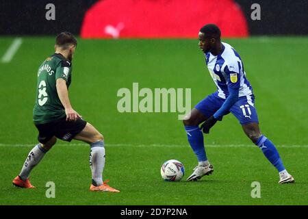 WIGAN, ENGLAND. 24. OKTOBER Wigans Gavin Massey & Plymouths Joe Edwards während des Sky Bet League 1 Spiels zwischen Wigan Athletic und Plymouth Argyle im DW Stadium, Wigan am Samstag, 24. Oktober 2020. (Kredit: Chris Donnelly, MI News) Kredit: MI Nachrichten & Sport /Alamy Live Nachrichten Stockfoto