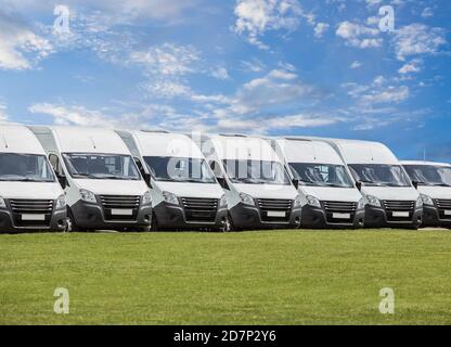 Anzahl der neuen weißen Kleinbusse und Lieferwagen, die außerhalb Stockfoto