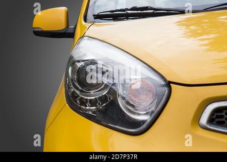 Vorderansicht gelbes Auto Nahaufnahme Stockfoto