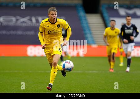 London, Großbritannien. Okt. 2020. Mads Juel Andersen von Barnsley während des Sky Bet Championship-Spiels spielte hinter verschlossenen Türen aufgrund der Covid-19-Richtlinien der Regierung zwischen Millwall und Barnsley am 24. Oktober 2020 im The Den, London, England. Foto von Carlton Myrie. Kredit: Prime Media Images/Alamy Live Nachrichten Stockfoto