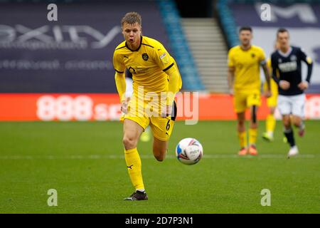 London, Großbritannien. Okt. 2020. Mads Juel Andersen von Barnsley während des Sky Bet Championship-Spiels spielte hinter verschlossenen Türen aufgrund der Covid-19-Richtlinien der Regierung zwischen Millwall und Barnsley am 24. Oktober 2020 im The Den, London, England. Foto von Carlton Myrie. Kredit: Prime Media Images/Alamy Live Nachrichten Stockfoto