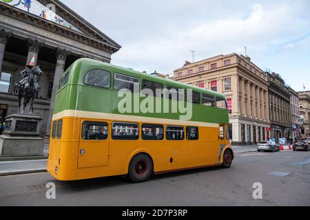 Glasgow, Schottland, Großbritannien. Oktober 2020. Vintage Busse von Glasgow Vintage Vehicle Trust fahren am Centre Circle Day auf einer Rundstrecke durch das Stadtzentrum. Kredit: Skully/Alamy Live Nachrichten Stockfoto