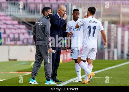 Barcelona, Spanien. Okt. 2020. Zinedine Zidane spricht mit Vinicius Junior und Marco Asensio von Real Madrid während des Liga-Spiels zwischen FC Barcelona und Real Madrid im Camp Nou am 24 2020. Oktober in Barcelona, Spanien. Bild: Dax Images/Alamy Live News Stockfoto