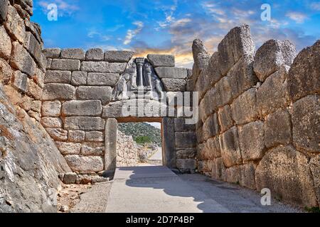 Mycenae Lion Gate & Citadel Walls erbaut in 1350 B.C und seine cyclopean Stil Wände aufgrund der großen Größe der Blöcke. Archäologische Stätte Von Mykene Stockfoto