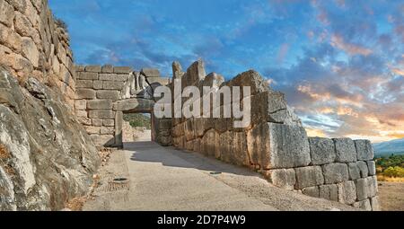 Mycenae Lion Gate & Citadel Walls erbaut in 1350 B.C und seine cyclopean Stil Wände aufgrund der großen Größe der Blöcke. Archäologische Stätte Von Mykene Stockfoto