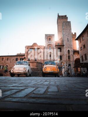 Zwei Classic Fiat 500 auf dem Hauptplatz von San Gimignano Stockfoto