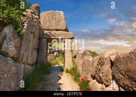 Das Nordpostern (Tor) von Mycenae ( 1250 B.C). Hergestellt aus vier Monolithischen Blöcke von "Almond Stone" in einer typischen Form von zwei aufrechten Marmeladen, EIN Sturz ov Stockfoto