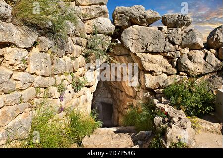 Eingang zu Mycenae Wasserzisternen für die unterirdische Wasserspeicherung. Ausgrabung durch den Archäologen Heinrich Schliemann im Jahre 1876. Mycenae UNESCO Welt Er Stockfoto