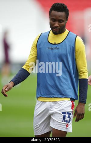 Stoke on Trent, Großbritannien. Okt. 2020. Stoke City Mittelfeldspieler Mikel John Obi (13) Aufwärmen während des EFL Sky Bet Championship Matches zwischen Stoke City und Brentford am 24. Oktober 2020 im Britannia Stadium, Stoke-on-Trent, England. Foto von Jurek Biegus. Nur redaktionelle Verwendung, Lizenz für kommerzielle Nutzung erforderlich. Keine Verwendung bei Wetten, Spielen oder Veröffentlichungen einzelner Vereine/Vereine/Spieler. Kredit: UK Sports Pics Ltd/Alamy Live Nachrichten Stockfoto