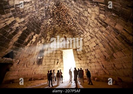 Das Innere der Schatzkammer von Atreus ist ein beeindruckendes 'tholos' Bienenstock geformtes Grab auf dem Panagitsa Hügel bei Mycenae Archaeological Standort Stockfoto