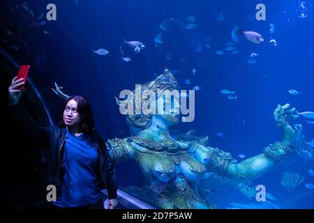 Phuket, Thailand. Okt. 2020. Ein Tourist macht ein Selfie im Aquaria Phuket in Phuket, Thailand, 24. Oktober 2020. Das Aquaria Phuket ist Thailands größtes Aquarium mit einer Fläche von 104,000 Quadratfuß und einem Gesamtvolumen von 7 Millionen Litern. Das Aquarium wurde aufgrund der COVID-19 Anfang dieses Jahres geschlossen und am 18. September wiedereröffnet. Quelle: Zhang Keren/Xinhua/Alamy Live News Stockfoto