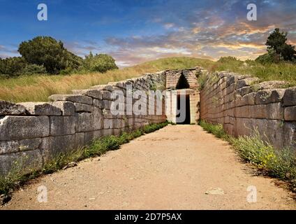 Außenansicht der Schatzkammer von Atreus und mykenischem 'tholos' Bienenstock Geformtes Grab auf dem Panagitsa Hügel bei Mycenae Archäologische Stätte Stockfoto