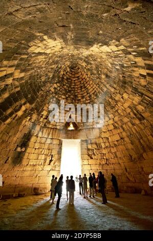 Das Innere der Schatzkammer von Atreus ist ein beeindruckendes 'tholos' Bienenstock geformtes Grab auf dem Panagitsa Hügel bei Mycenae Archaeological Standort Stockfoto