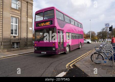 Glasgow, Schottland, Großbritannien. Okt. 2020. Glasgow Vintage Vehicle Trust präsentiert rund 25 ihrer Oldtimer-Busse aus ihrer Sammlung, während sie im Rahmen ihres "Centre Circle Day" durch die Straßen von Glasgow fahren.Quelle: Richard Gass/Alamy Live News Stockfoto