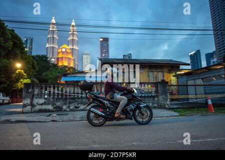 Kuala Lumpur, Malaysia. Okt. 2020. Ein Mann mit Maske fährt auf einem Motorrad in Kuala Lumpur, Malaysia, 24. Oktober 2020. Malaysia meldete 1,228 neue COVID-19-Infektionen mit der höchsten täglichen Spitze seit dem Ausbruch, sagte das Gesundheitsministerium am Samstag und brachte die nationale Summe auf 25,742. Quelle: Chong Voon Chung/Xinhua/Alamy Live News Stockfoto