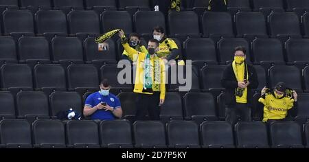 Dortmund, Deutschland. 24. Oktober 2020. firo: 24.10.2020 Fußball: 1. Bundesliga-Saison 2020/21 BVB, Borussia Dortmund - FC Schalke 04 der einzige Schalke-Fan unter den BVB-Fans Credit: Maik Holter/Team 2/POOL/via firoportphoto zur weltweiten Nutzung/dpa/Alamy Live News Stockfoto