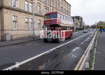 Glasgow, Schottland, Großbritannien. Okt. 2020. Glasgow Vintage Vehicle Trust präsentiert rund 25 ihrer Oldtimer-Busse aus ihrer Sammlung, während sie im Rahmen ihres "Centre Circle Day" durch die Straßen von Glasgow fahren.Quelle: Richard Gass/Alamy Live News Stockfoto