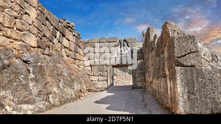 Mycenae Lion Gate & Citadel Walls erbaut in 1350 B.C und seine cyclopean Stil Wände aufgrund der großen Größe der Blöcke. Archäologische Stätte Von Mykene Stockfoto