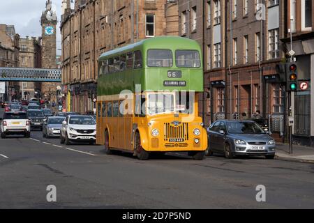 Glasgow, Schottland, Großbritannien. Okt. 2020. Glasgow Vintage Vehicle Trust präsentiert rund 25 ihrer Oldtimer-Busse aus ihrer Sammlung, während sie im Rahmen ihres "Centre Circle Day" durch die Straßen von Glasgow fahren.Quelle: Richard Gass/Alamy Live News Stockfoto