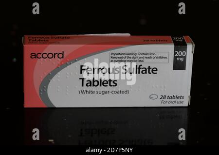 Eine Schachtel mit Eisensulfat (oder Sulfat) Tabletten, die ein Medikament zur Behandlung und Vorbeugung von Eisenmangelanämie ist Stockfoto