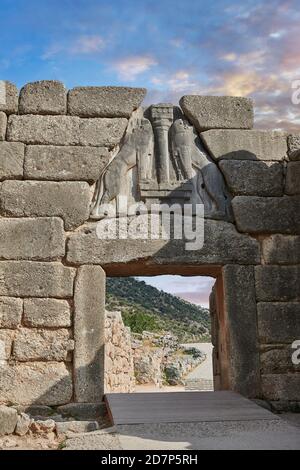 Mycenae Lion Gate & Citadel Walls erbaut in 1350 B.C und seine cyclopean Stil Wände aufgrund der großen Größe der Blöcke. Archäologische Stätte Von Mykene Stockfoto