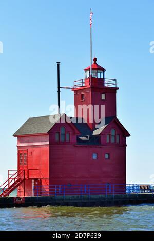 Holland, Michigan, USA. Das Holland Harbour Light, auch bekannt als "Big Red" an einem klaren, aber windigen Tag. Stockfoto