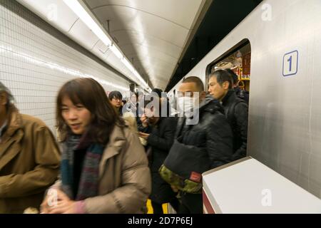 Pendler steigen von der Toei Oedo Linie am Morishita Bahnhof in Tokyo aus. Stockfoto