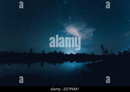Fast klarer Nachthimmel vom Torrance Barrens Dark Sky Reserve, Muskoka, Ontario Stockfoto