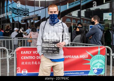 Brooklyn, Vereinigte Staaten Von Amerika . Okt. 2020. Ein Wahlbeobachter steht am 24. Oktober 2020 in Brooklyn, New York, vor dem Barclays Center, einem Ort für frühe Wahlen. (Foto von Gabriele Holtermann/Sipa USA) Quelle: SIPA USA/Alamy Live News Stockfoto