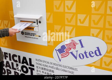 Junge amerikanische Wählerin, die die vorgegebene Stimme an der Wahlurne für die US-Wahl 2020 in Irvine, Kalifornien, abgegeben hat. Stockfoto