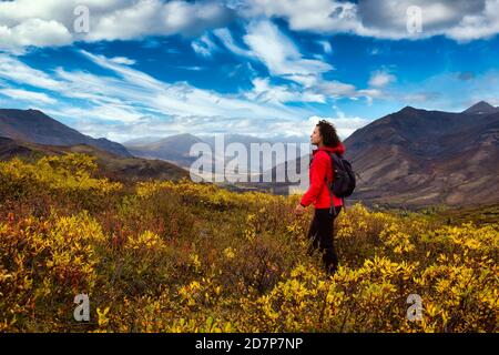 Abenteuerliche Mädchen Wandern in der kanadischen Natur Stockfoto