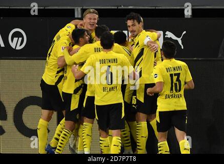 Dortmund, Deutschland. 24. Okt, 2020. firo: 24.10.2020 Fußball: Fußball: 1.Bundesliga Saison 2020/21 BVB, Borussia Dortmund - FC Schalke 04 Jubilierung BVB nach dem 1:0, hinten Erling Haaland (Borussia Dortmund), BVB Erling Håland, Haland, Haaland, Foto: Maik Holter/Team 2/POOL/via firosportphoto (weltweit im Einsatz) Quelle: dpa/Alamy Live News Stockfoto