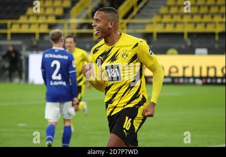 Dortmund, Deutschland. 24. Oktober 2020. firo: 24.10.2020 Fuvuball: Fußball: 1. Bundesliga-Saison 2020/21 BVB, Borussia Dortmund - FC Schalke 04 Torjubel zu 1: 0 von Manuel Akanji Credit: Jvºrgen Fromme/firo/Pool zur weltweiten Nutzung/dpa/Alamy Live News Stockfoto