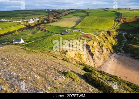 Strand,Mwnt Strand,Mwnt Kirche,Kirche,grün,Felder,Mwnt,Küste,Küste,in der Nähe,Cardigan,Stadt,Cardigan Bay,Ceredigion,County,Wales,Walisisch,GB,Großbritannien,Britisch,Europa,europäisch, Stockfoto