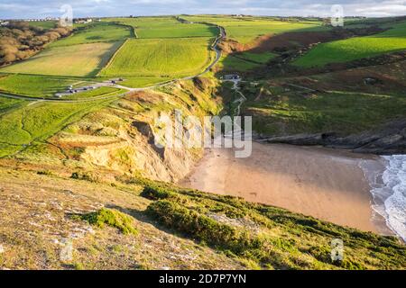 Strand,Mwnt Strand,Mwnt Kirche,Kirche,grün,Felder,Mwnt,Küste,Küste,in der Nähe,Cardigan,Stadt,Cardigan Bay,Ceredigion,County,Wales,Walisisch,GB,Großbritannien,Britisch,Europa,europäisch, Stockfoto