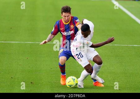 Camp Nou, Barcelona, Katalonien, Spanien. Okt. 2020. La Liga Fußball, Barcelona gegen Real Madrid; Leo Messi stellt seine Herausforderung in Vinicius Credit: Action Plus Sports/Alamy Live News Stockfoto