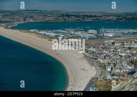 Chesil Beach, Weymouth, mit der Flotte Lagune hinter; Blick nach Westen von Portland, Dorset. Stockfoto