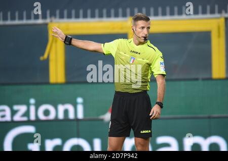 Genua, Italien. Okt. 2020. Genova, Italien, Luigi Ferraris Stadion, 24 Oct 2020, der Schiedsrichter des Spiels Davide Massa während Genua CFC gegen FC Internazionale - Italienische Fußballserie A Spiel - Credit: LM/Danilo Vigo Credit: Danilo Vigo/LPS/ZUMA Wire/Alamy Live News Stockfoto