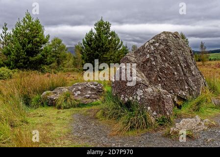 Bruce's Stone at Clatteringshaws Loch, Galloway Forest Park Scotland markiert den Punkt, an dem Robert der Bruce zum ersten Mal die Macht von Edward der FI besiegte Stockfoto