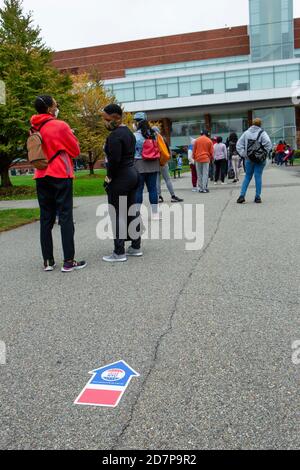 Brooklyn, NY – 24. Oktober 2020. Eine Reihe von wahlfreudigen Menschen erstreckte sich eine halbe Stunde nach der Eröffnung der Umfragen am ersten Tag des EA über 0.6 Meilen (1 km) Stockfoto