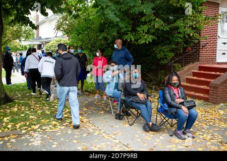 Brooklyn, NY – 24. Oktober 2020. Eine Reihe von wahlfreudigen Menschen erstreckte sich eine halbe Stunde nach der Eröffnung der Umfragen am ersten Tag des EA über 0.6 Meilen (1 km) Stockfoto