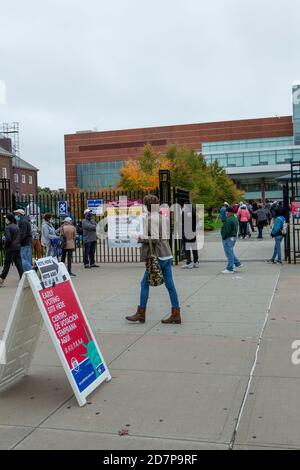 Brooklyn, NY – 24. Oktober 2020. Eine Reihe von wahlfreudigen Menschen erstreckte sich eine halbe Stunde nach der Eröffnung der Umfragen am ersten Tag des EA über 0.6 Meilen (1 km) Stockfoto