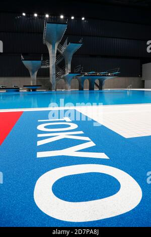 Tokio, Japan. Okt. 2020. Ein allgemeiner Blick auf das Innere des Tokyo Aquatics Center nach seiner großen Eröffnungszeremonie am Samstag. Im kommenden Sommer finden hier die Olympischen und Paralympischen Spiele 2020 in Tokio statt, bei denen Schwimmen, Tauchen und künstlerische Schwimmwettbewerbe ausgetragen werden. Quelle: Rodrigo Reyes Marin/ZUMA Wire/Alamy Live News Stockfoto