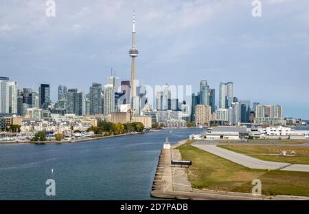 Blick auf die Skyline von Toronto bei der Landung am Billy Bishop Airport auf der Toronto Island. Stockfoto