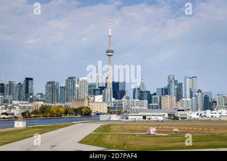 Blick auf die Skyline von Toronto bei der Landung am Billy Bishop Airport auf der Toronto Island. Stockfoto