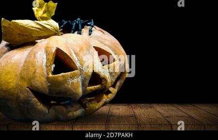 Dunkles Interieur des Hauses für Halloween Kürbisse, Netze und Spinnen dekoriert Stockfoto