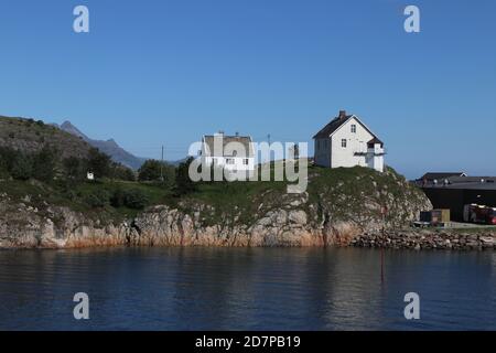 Bodo / Norwegen - Juni 15 2019: Einsame traditionelle weiße Häuser auf den Felsen im Hafen von Bodo Stockfoto