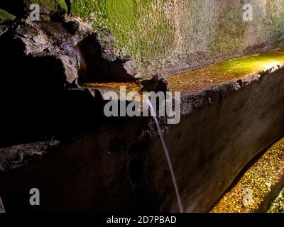 Antikes Griechisch-Römisches Unterirdisches Aquädukt. Neapel, Italien. Stockfoto